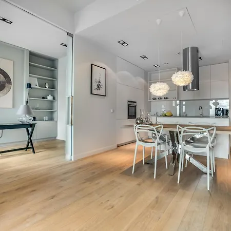 Sky Tower Apartment *